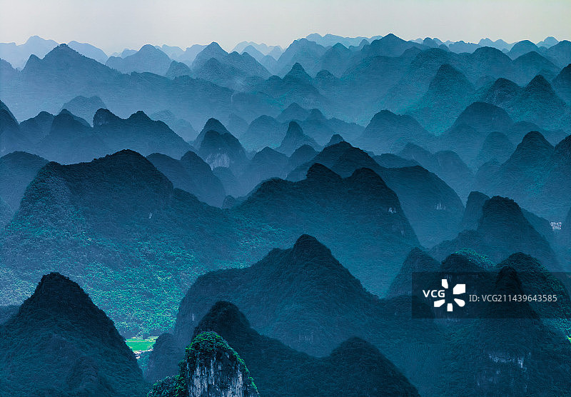 鸟瞰柳州市柳南区层层叠叠的群山图片素材