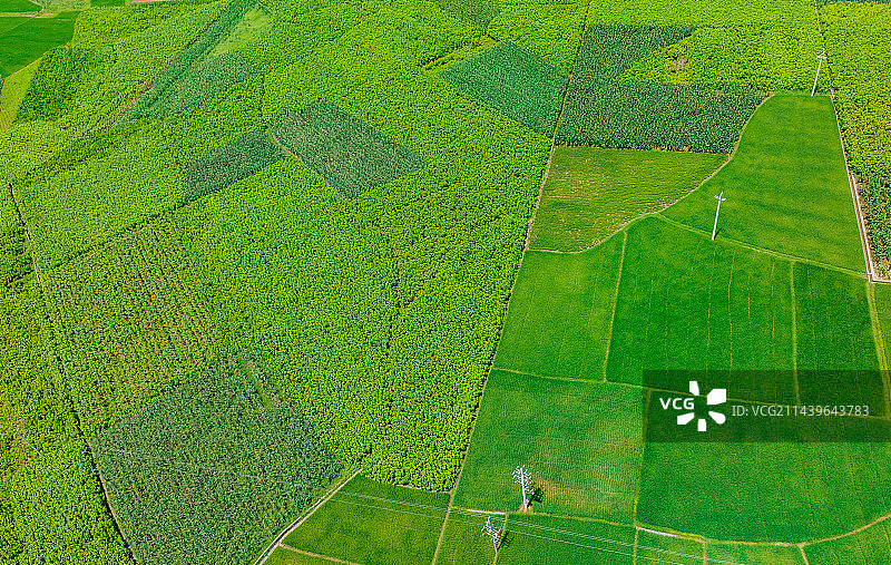 鸟瞰柳州市柳南区层层叠叠的群山图片素材