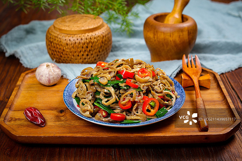 香辣美味特色菜蒜苗炒肥肠丝图片素材