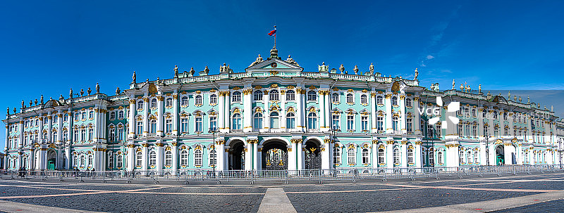 蓝天映衬下的历史建筑俯视图 晴朗天气下的俄罗斯圣彼得堡冬宫全景图图片素材