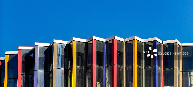 蓝天下彩色建筑的低视角图片素材