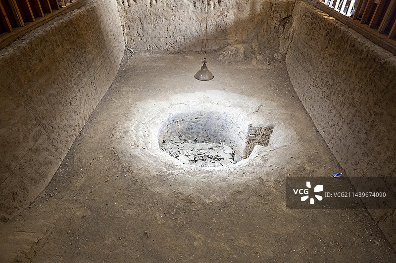 河南安阳殷墟宫殿宗庙遗址甲骨窖穴展厅：殷墟YH127甲骨窖穴（被人们称为“中国最早的甲骨文档案库”图片素材