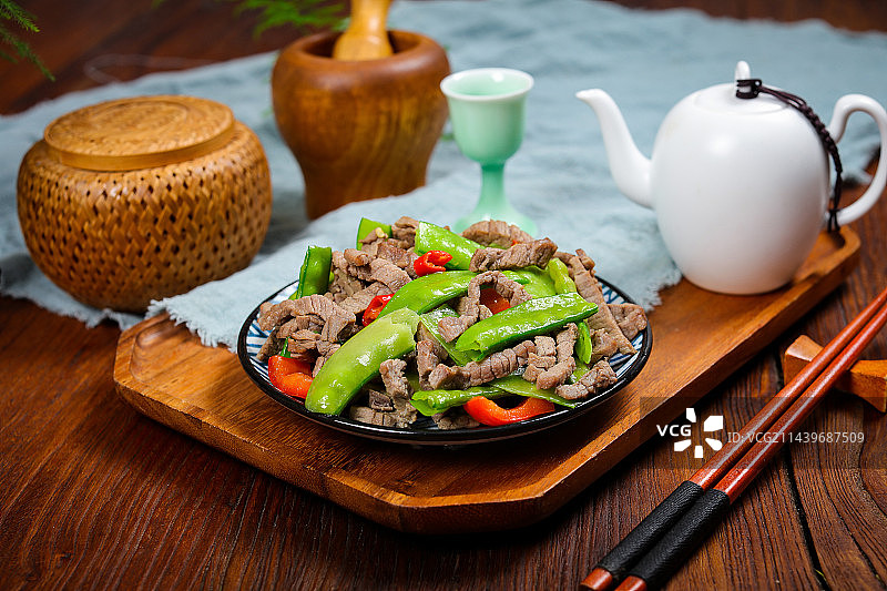 香辣美味特色菜辣椒豌豆荚炒牛肉丝图片素材