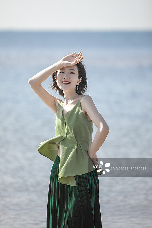 站在海滩上的年轻女子的肖像图片素材