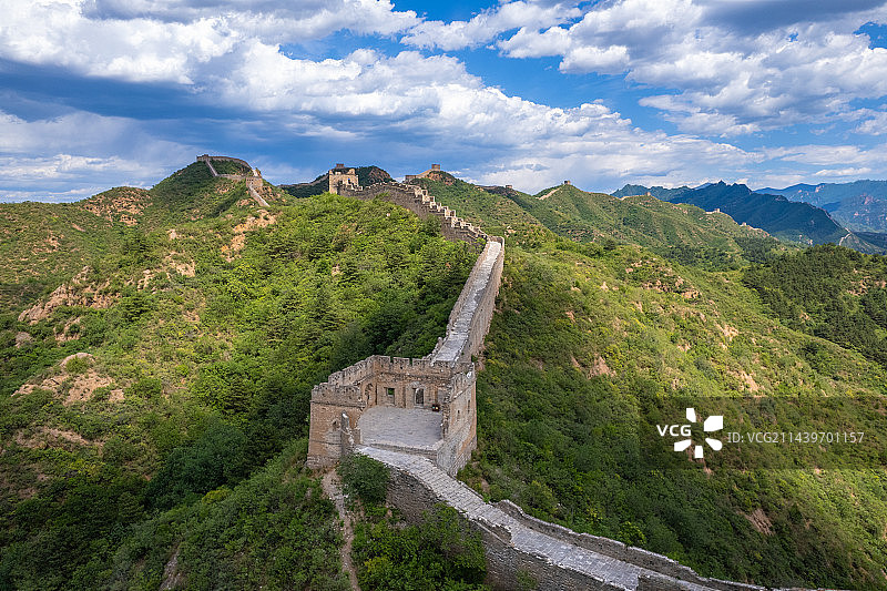 航拍蓝天白云下的金山岭长城风景图片素材
