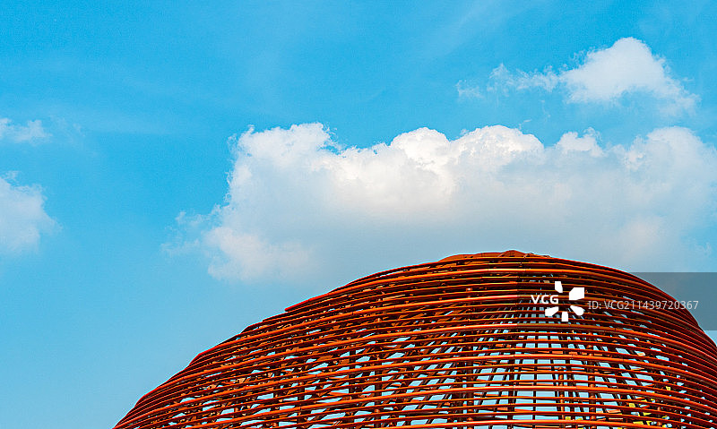 蓝天白云下的武汉欢乐谷图片素材