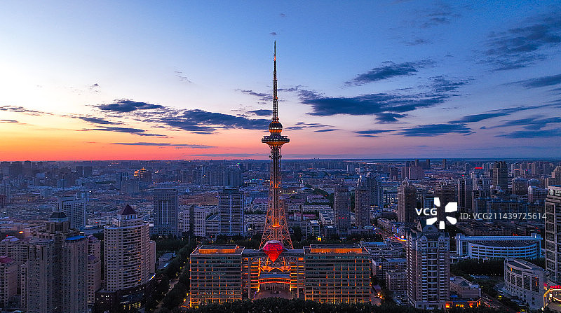 余晖下的龙塔图片素材