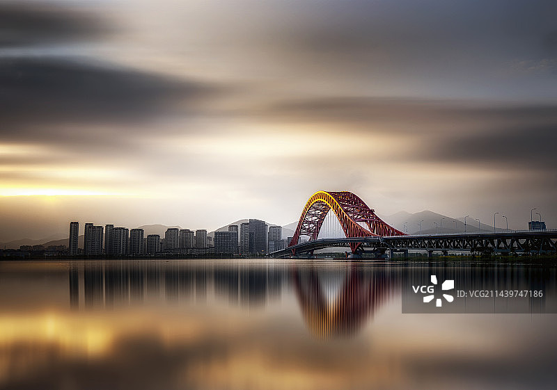 黄昏下的红桥图片素材