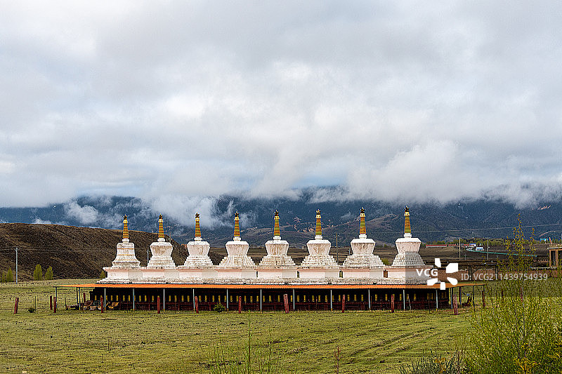 川西高原上的藏传佛教建筑图片素材