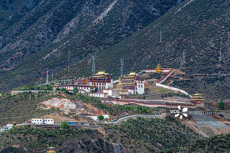 川西高原上的藏传佛教建筑图片素材