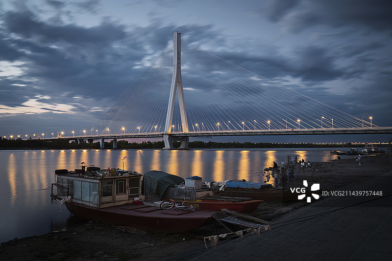 傍晚乌云之下的哈尔滨松浦大桥图片素材