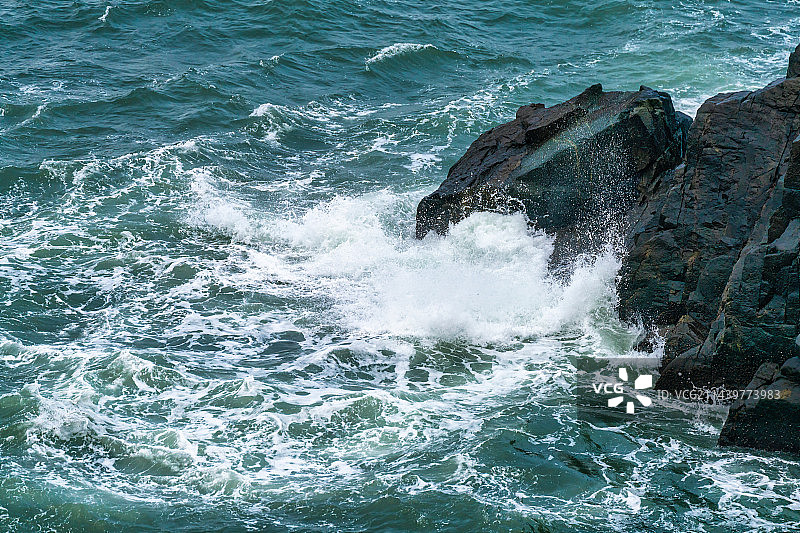 海浪溅到岩石上的高角度视图图片素材