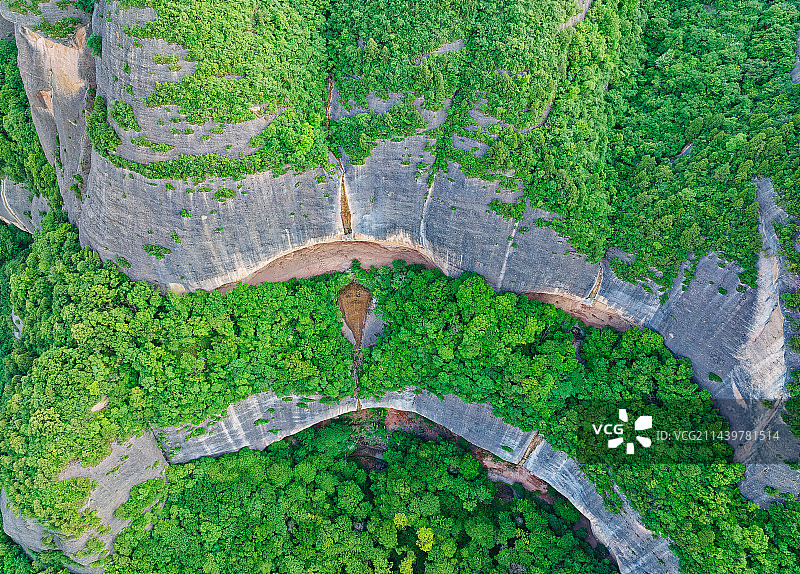 航拍夏季陕西铜川照金薛家寨丹霞山革命旧址风光图片素材