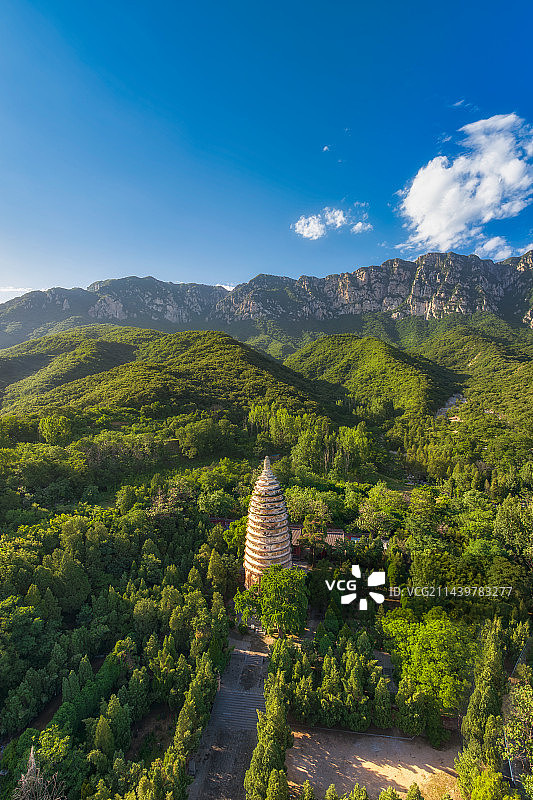 全国重点文物保护单位，世界文化遗产，中国现存最早砖塔，河南省郑州市登封嵩山（嵩岳寺塔）夏季户外航拍图片素材