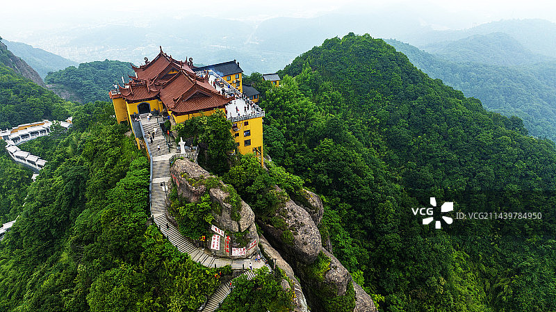 建在山势险峻的寺庙图片素材