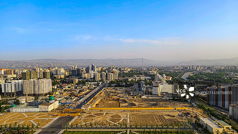中亚五行—塔吉克斯坦俯瞰杜尚别城市就是大工地图片素材
