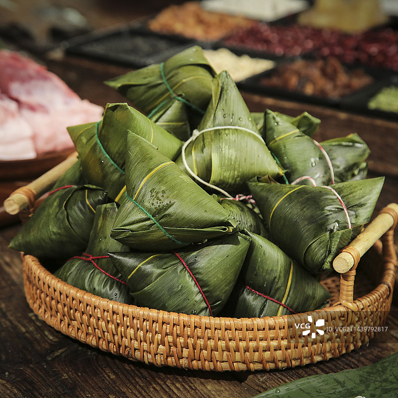 深底上的粽子图片素材