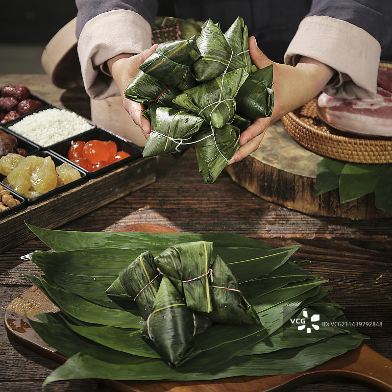 深底上的粽子图片素材