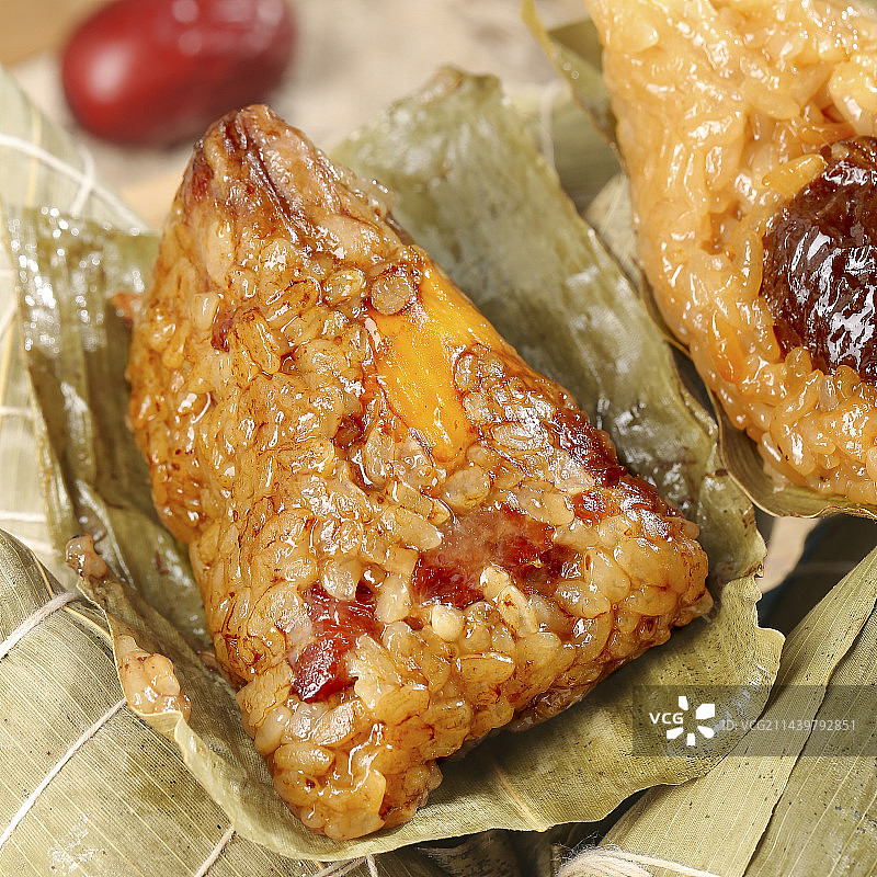 木底上的糯米粽子图片素材