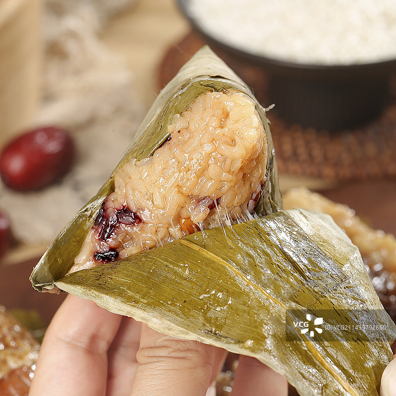 木底上的糯米粽子图片素材