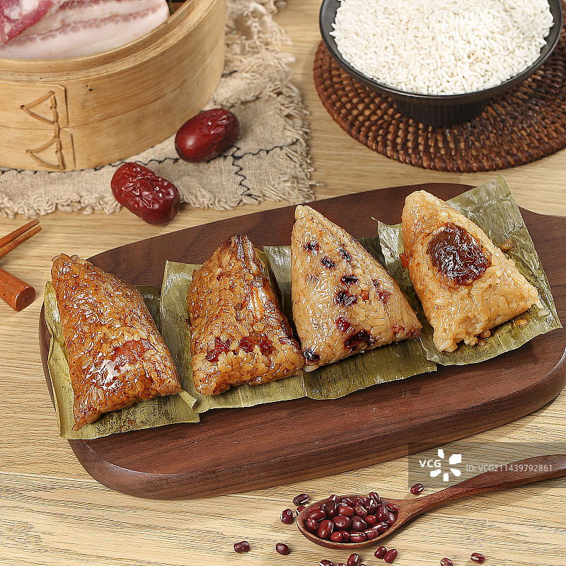 木底上的糯米粽子图片素材