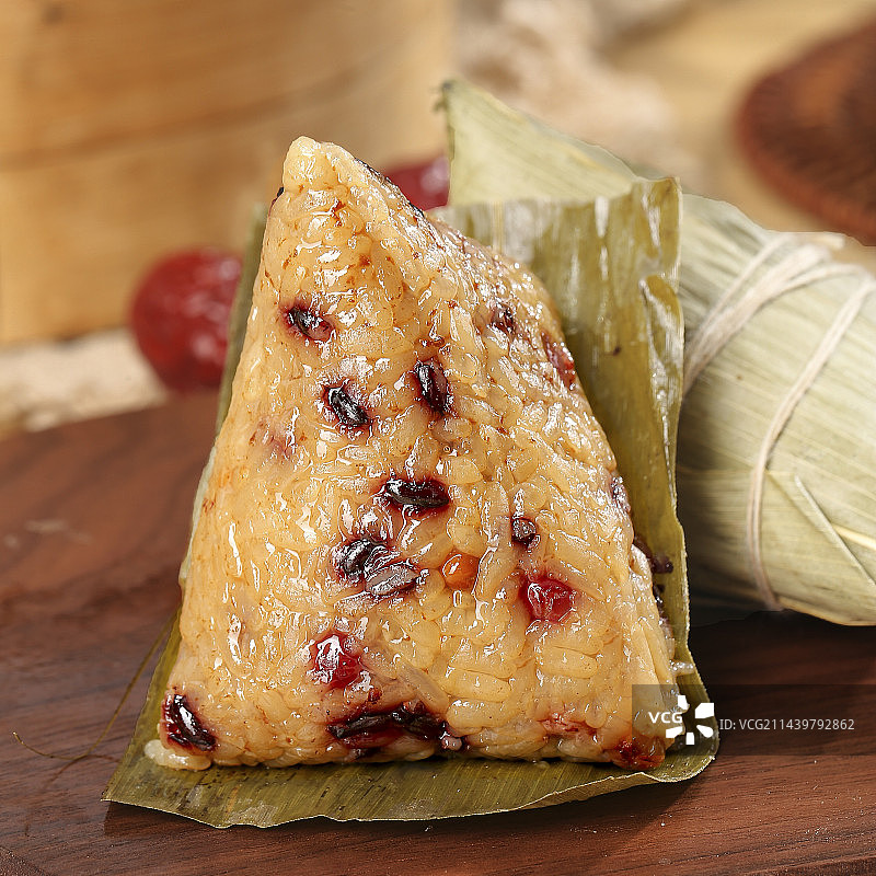 木底上的糯米粽子图片素材