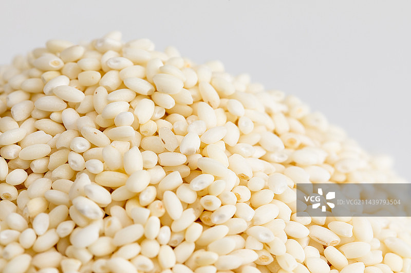 白色背景上的糯米堆图片素材