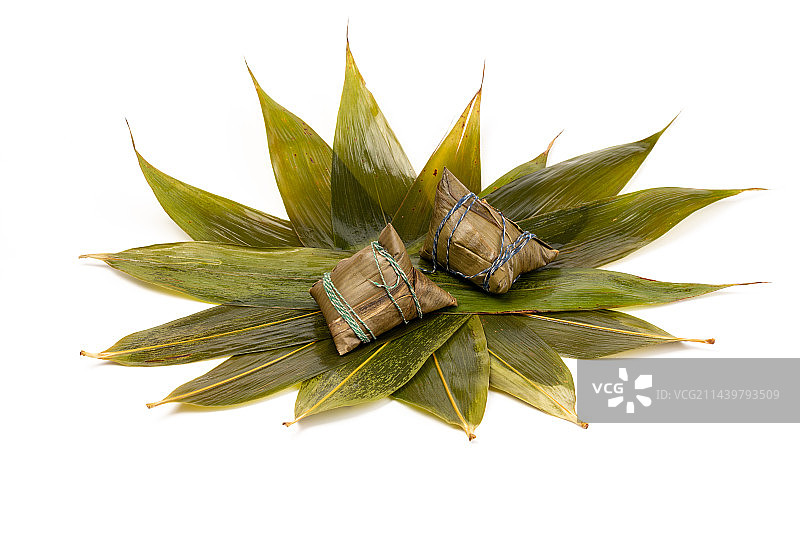 粽叶上放着两只粽子图片素材