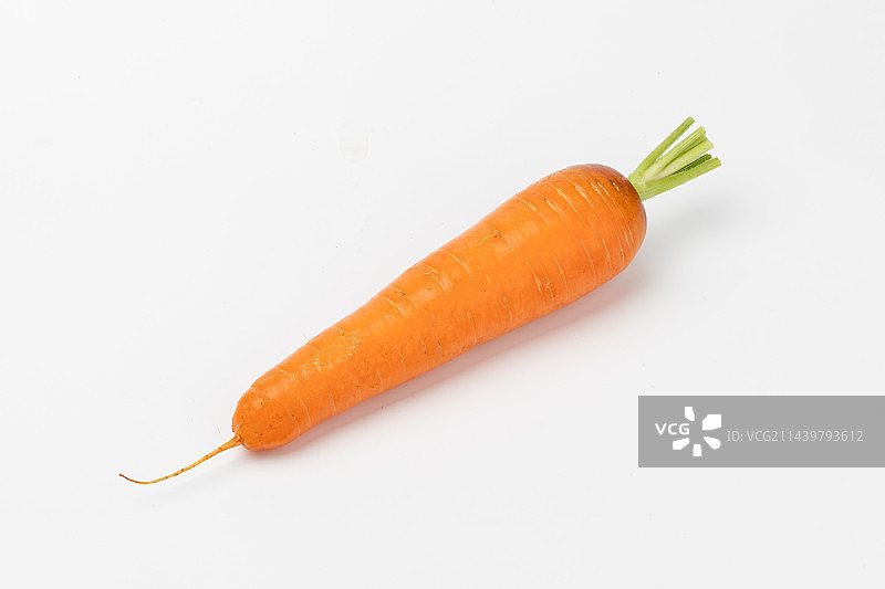 白色背景上的一根胡萝卜图片素材