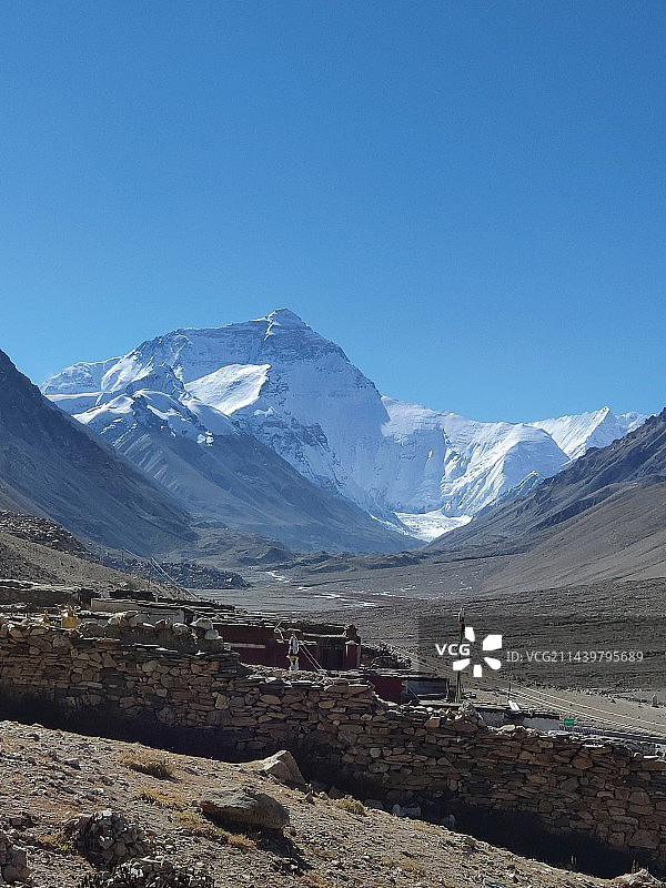 古老的绒布寺断墙和珠穆朗玛峰图片素材