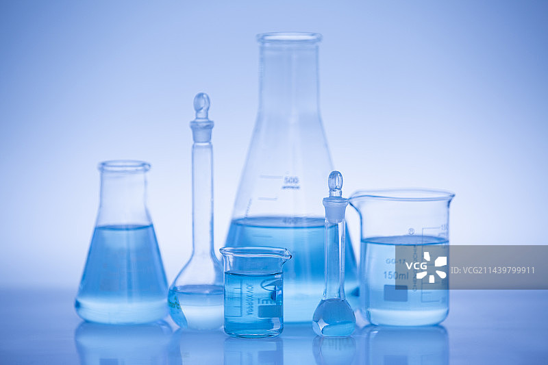 烧杯试管玻璃器皿在实验室图片素材