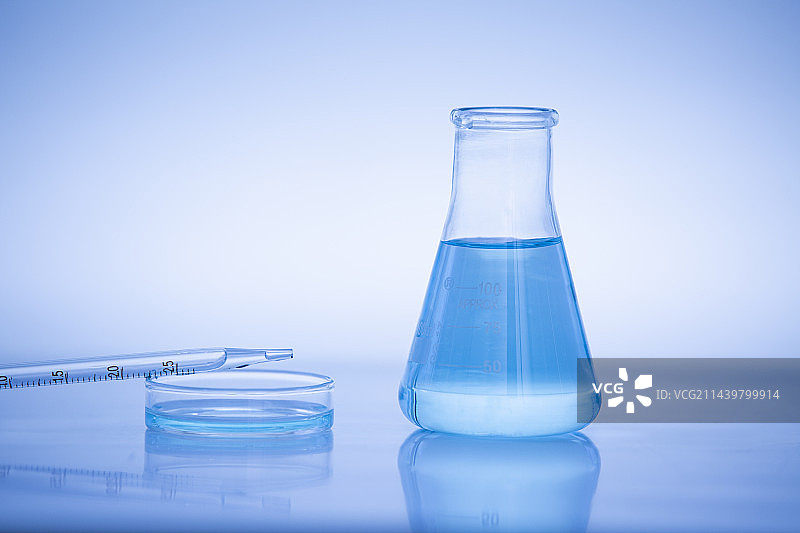 烧杯试管玻璃器皿在实验室图片素材