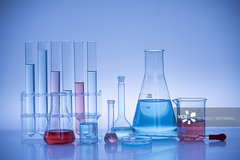烧杯试管玻璃器皿在实验室图片素材