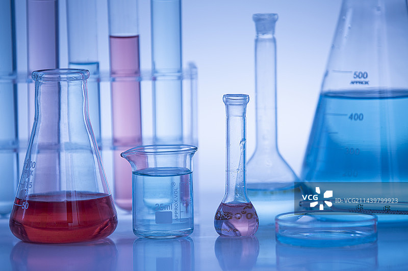 烧杯试管玻璃器皿在实验室图片素材