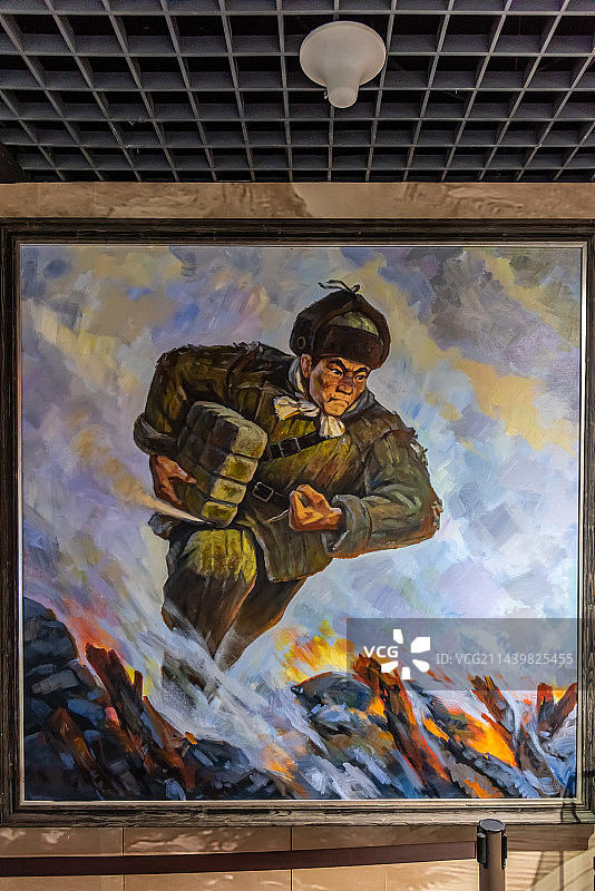 特级战斗英雄杨根思烈士舍身炸敌情景雕塑及事迹介绍图片素材