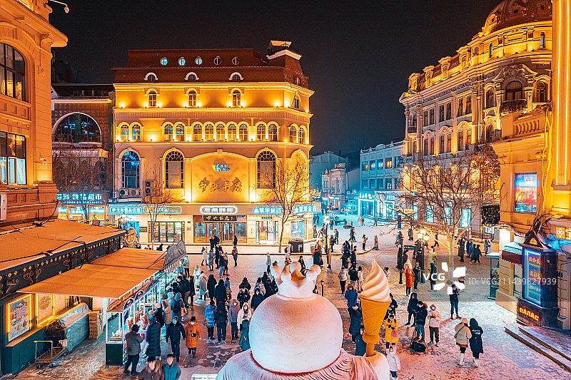 中国哈尔滨中央大街下雪航拍图片素材