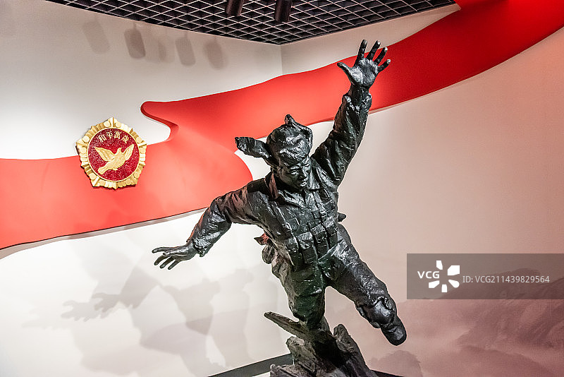 抗美援朝上甘岭战役黄继光烈士雕塑及事迹图片素材