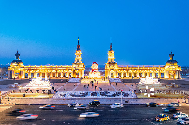 中国哈尔滨群力音乐公园音乐长廊大雪人夜景图片素材