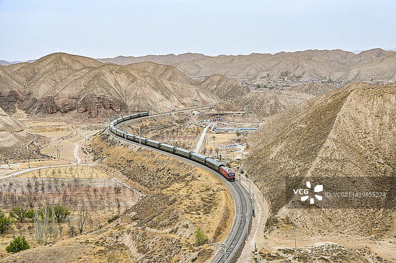 中欧班列及绿皮火车行驶在包兰铁路前长川段黄土高原沟壑区图片素材