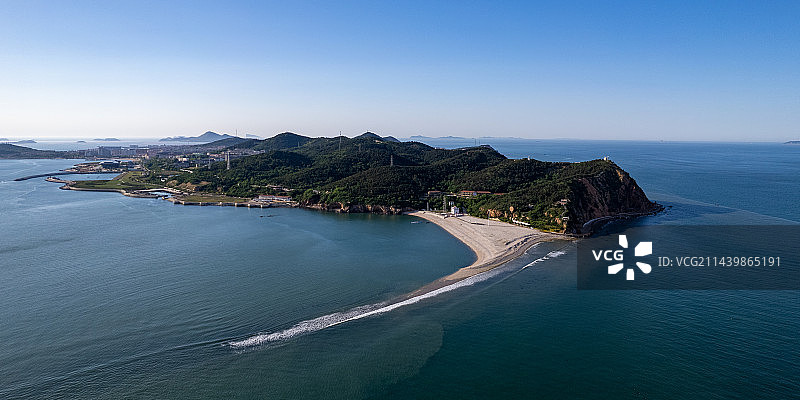 航拍视角长岛长山尾的黄渤海分界线图片素材