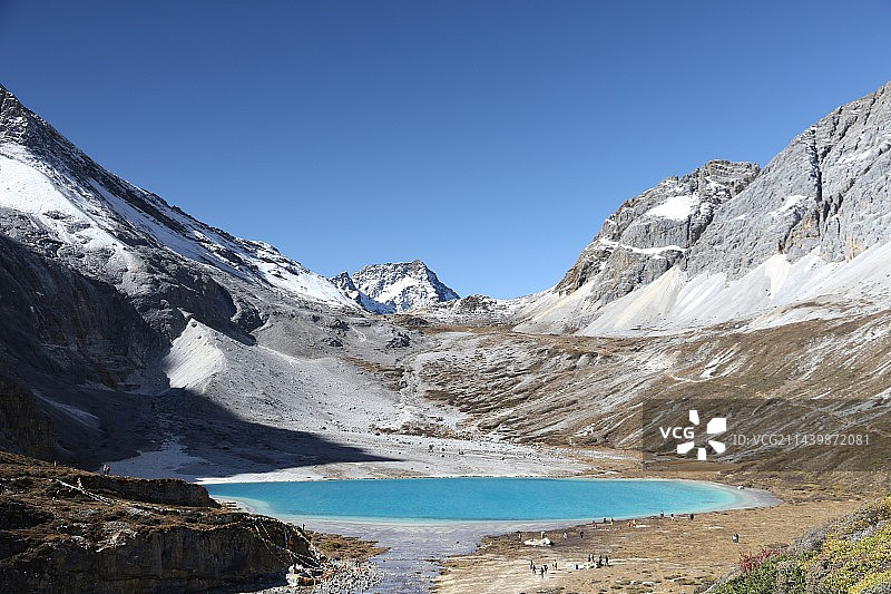 蓝天映衬下的牛奶海图片素材