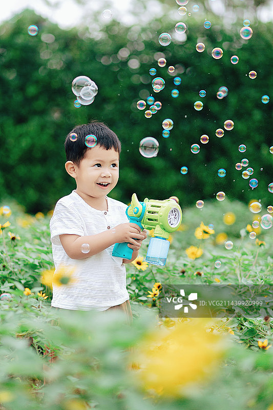 儿童与矮向日葵图片素材