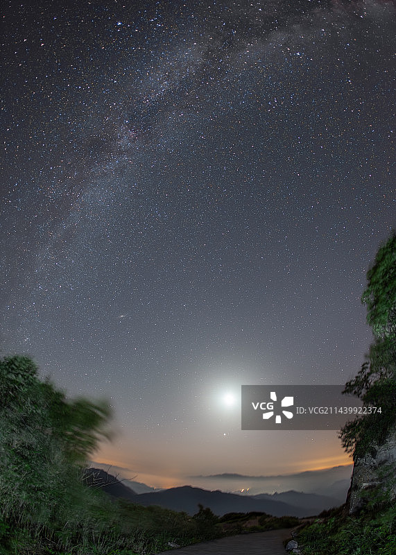 月升，广东南岭之巅图片素材