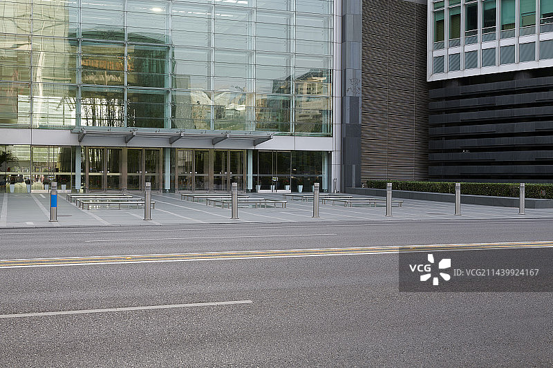 玻璃特色建筑市区路车道图片素材