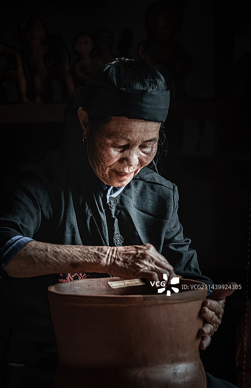 黎族非物质文化遗产泥陶作坊环境人像摄影图片素材