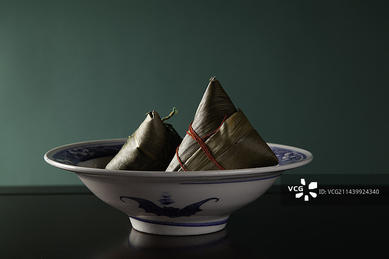 绿色背景前的粽子图片素材