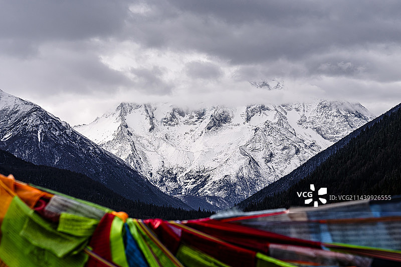 雅拉雪山图片素材