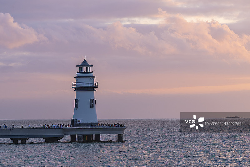 早霞中的珠海情侣中路灯塔    霞光满天，著名的情侣中路灯塔增添不少光彩，更加使人留恋。图片素材