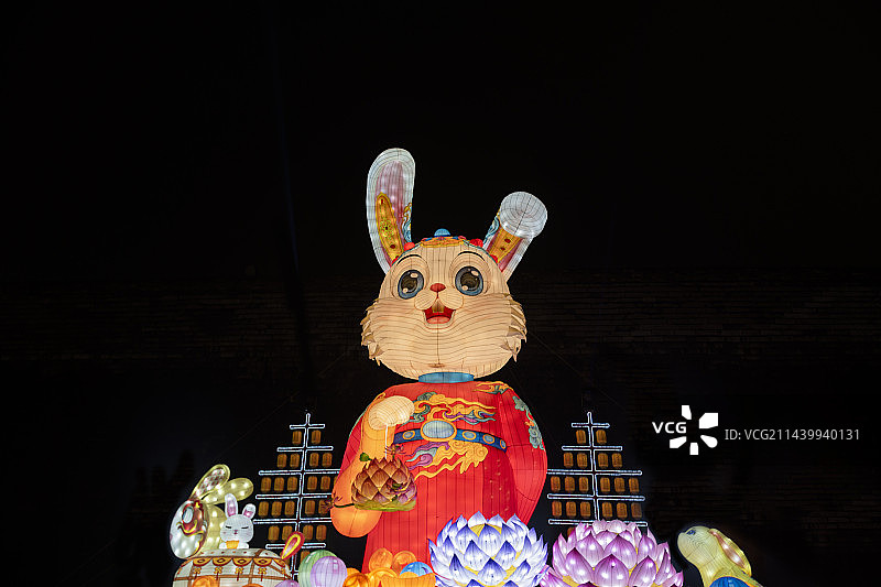 江苏南京，兔年元宵节大型兔子花灯图片素材