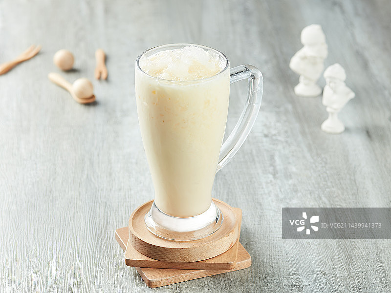 白桃乌龙冰奶茶图片素材